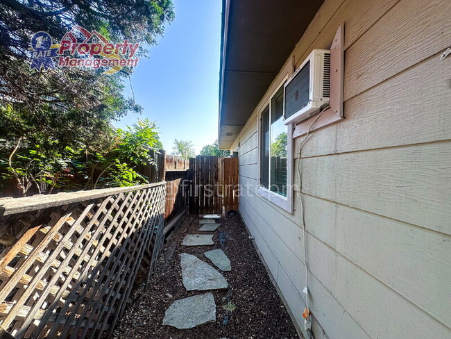 Building Photo - 1826 N Crestmont Dr