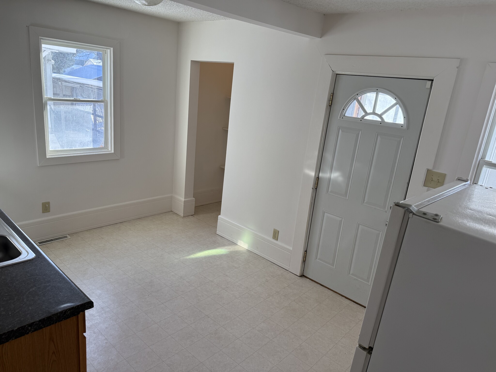 Building Photo - 684 Hawthorne Ave E