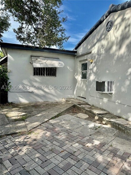 Building Photo - 6137 SW 20th Ct