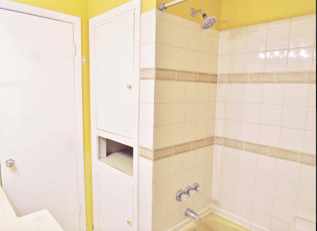 PRIMARY IN-SUITE BATHROOM - 1062 Sheridan St