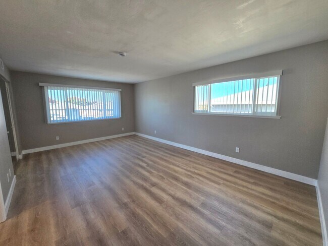 Building Photo - Beautifully Updated #4 Condo