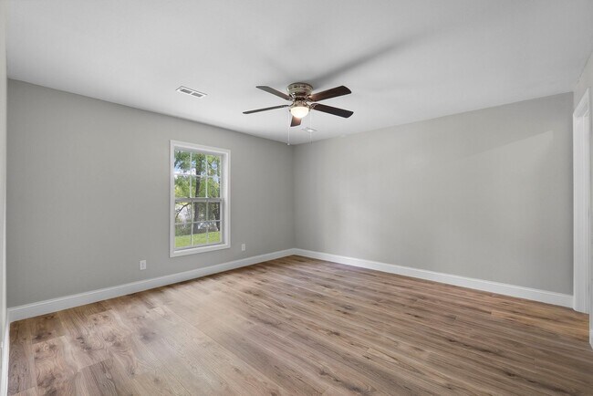 Building Photo - 424/426 E. Deerwood Dr