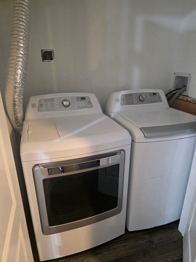 Building Photo - 2nd floor Apartment in Townsend