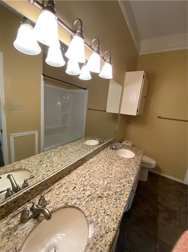 Building Photo - Wedgewood #311