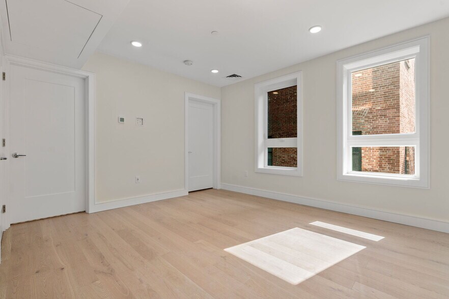 Building Photo - 305 Border St