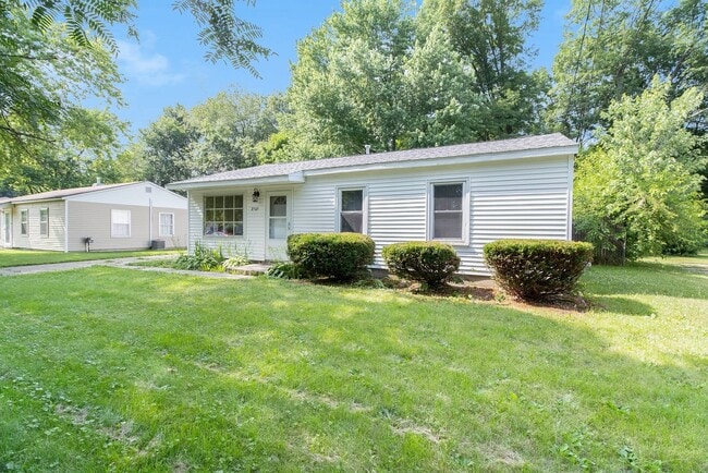 Building Photo - Contemporary, remodeled 920sqft., 3-bedroom, 1-bath single-family ranch with yard