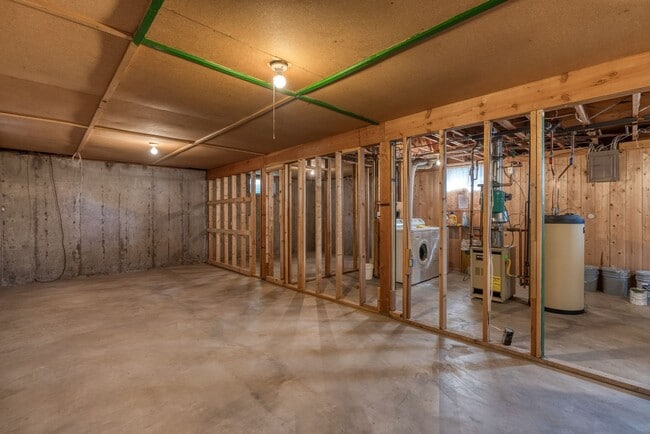 Building Photo - Beautifully renovated three bedroom with l...
