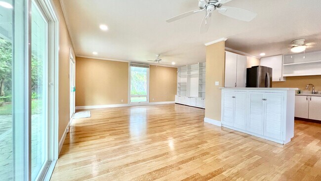 Building Photo - RARELY AVAILABLE 3 BEDROOM NEAR BEACH