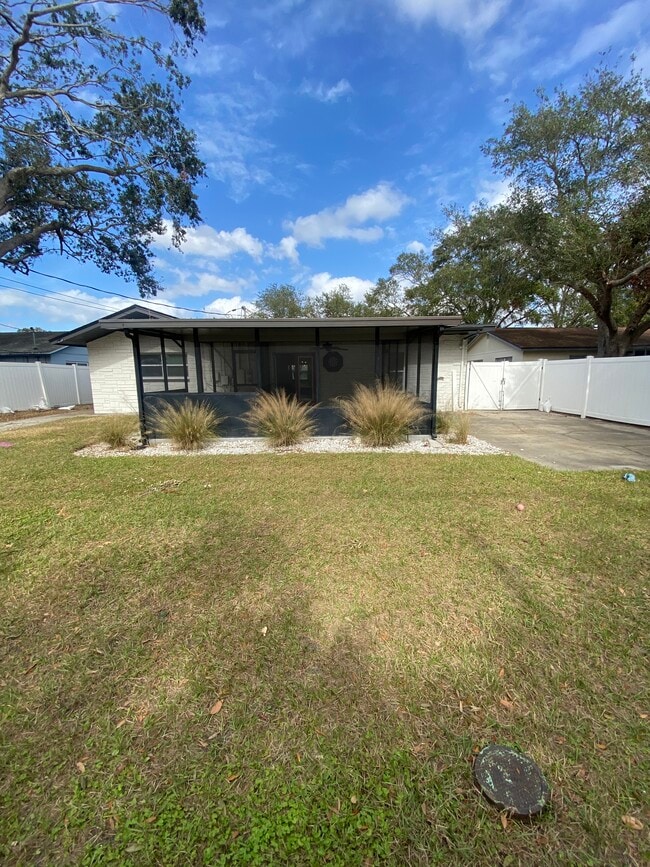 Building Photo - 580 73rd Ave N