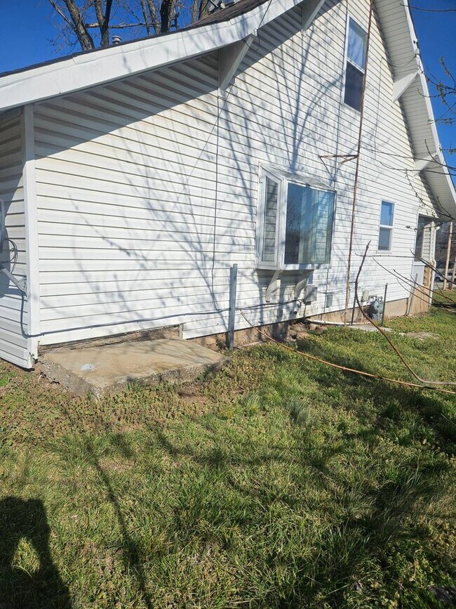 Building Photo - WOW! Look at this property ! You cant beat this price!