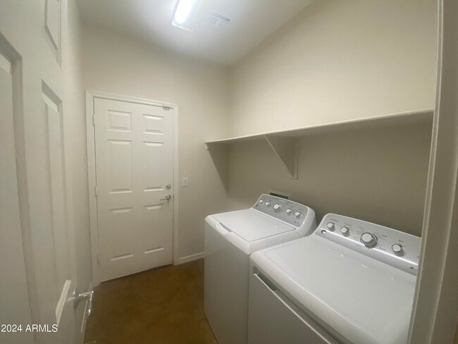 Building Photo - 5230 W Redbird Rd