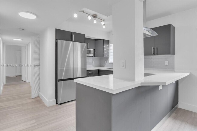 Building Photo - 6235 SW Kendale Lakes Cir