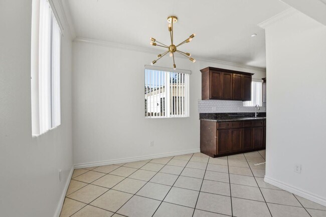 Building Photo - 1614 W 39th Pl