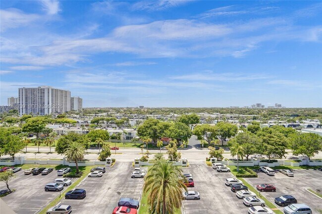 Building Photo - 800 Parkview Dr