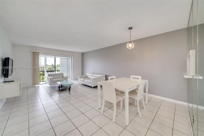 Building Photo - 950 Hillcrest Dr