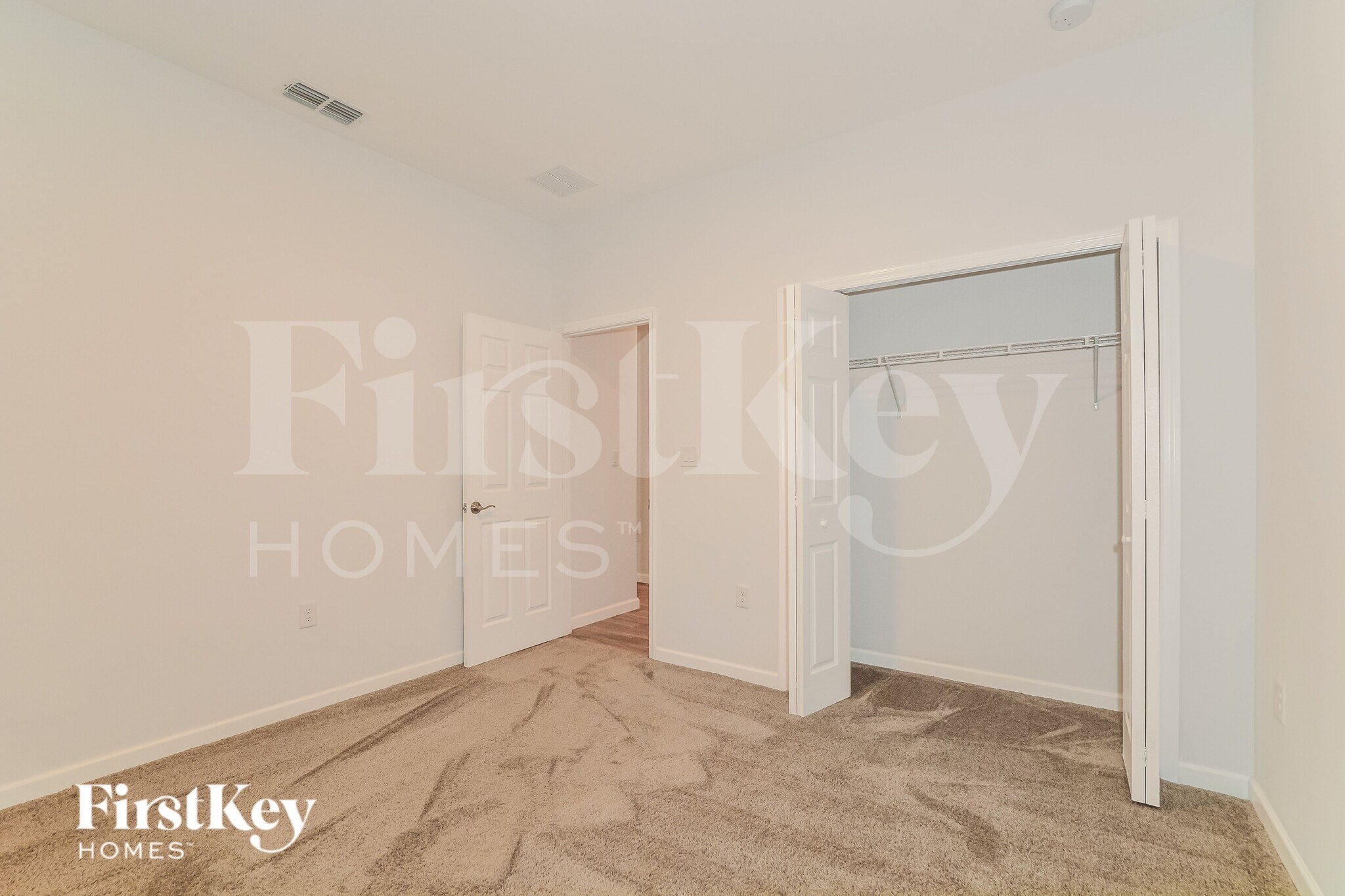 Building Photo - 1050 E Lombardy Dr