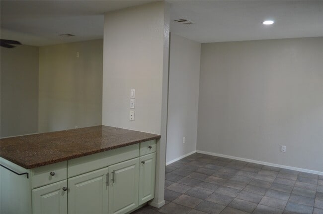 Building Photo - 106 E Wavy Oak Cir