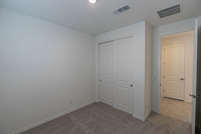 Building Photo - Stunning Sundrop Model Home – Brand New an...