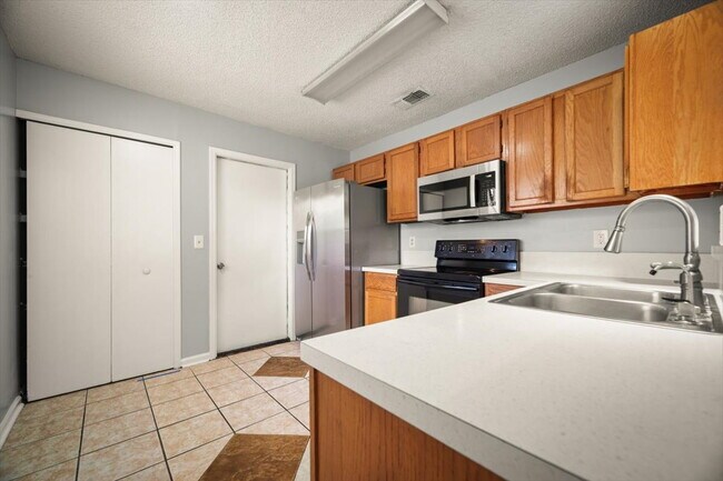 Building Photo - Charming 3-Bedroom, 2-bathroom Gem Awaits!