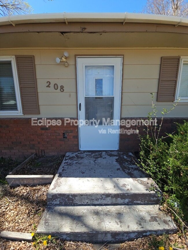 Primary Photo - 208 Maple Dr