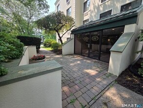 Building Photo - 1525 E Putnam Ave
