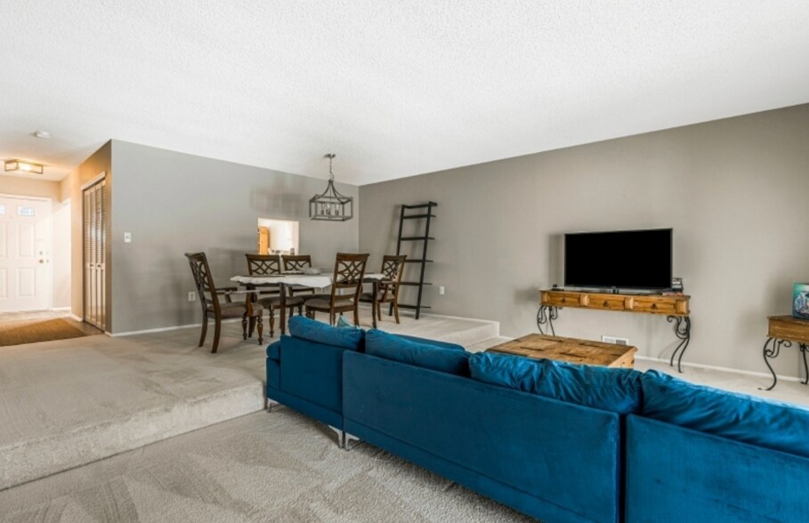 Building Photo - 1407 Doolittle Dr