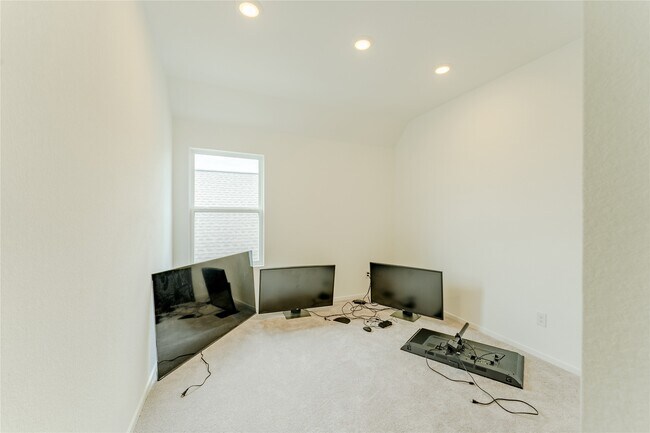 Building Photo - 6371 Iron Clover Dr