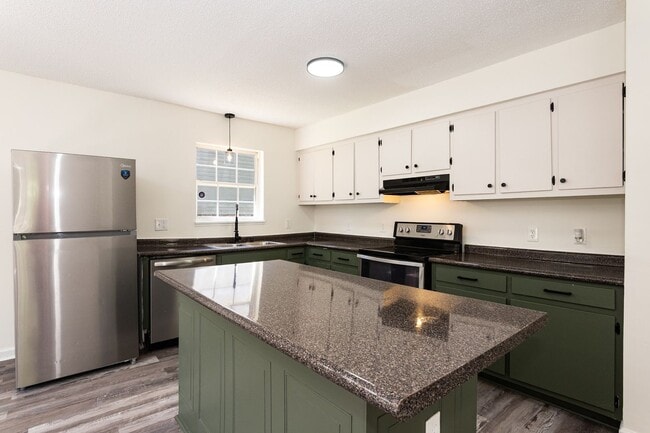 Building Photo - Three Bedroom Home Move in ready!
