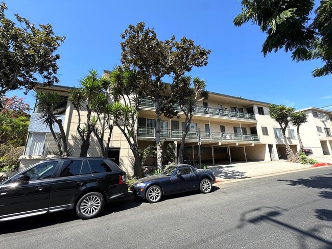 Building Photo - Spacious Top Floor 1 Bedroom in West Holly...