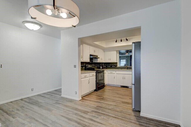 Building Photo - Spacious 3-Bedroom Home with Modern Amenit...
