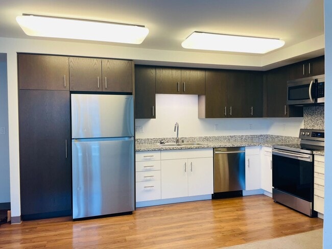Primary Photo - *PET FREINDLY* 3 Bedroom 2 Bathroom 1 Park...
