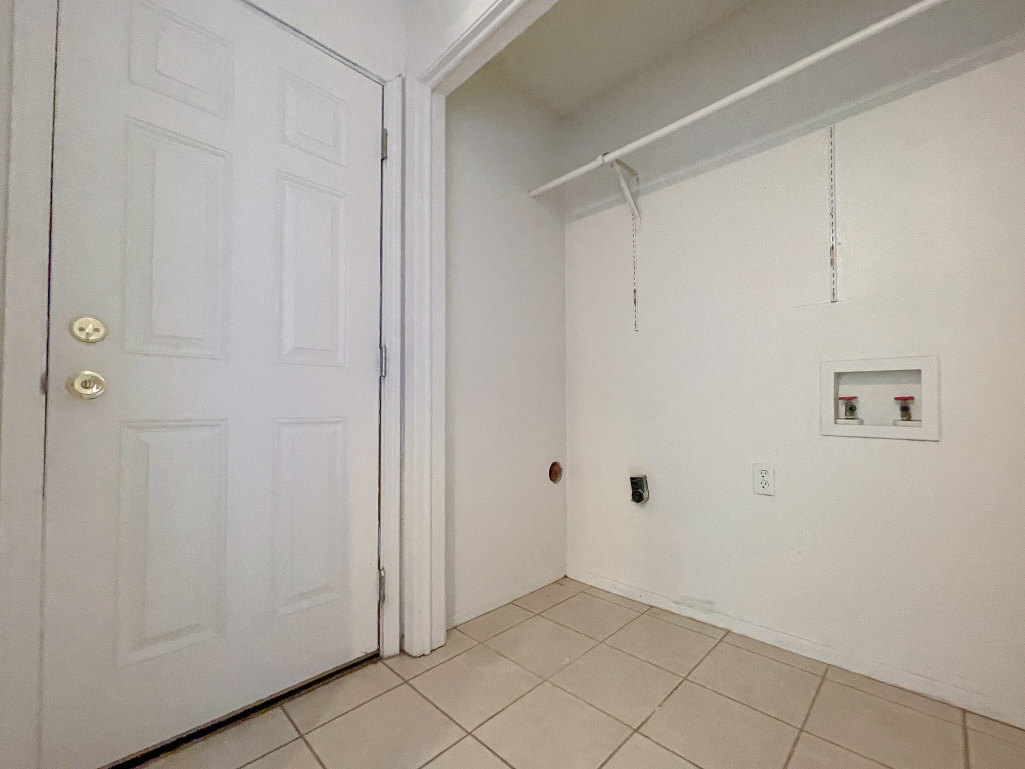 Building Photo - 105 Lindenwood Ln N