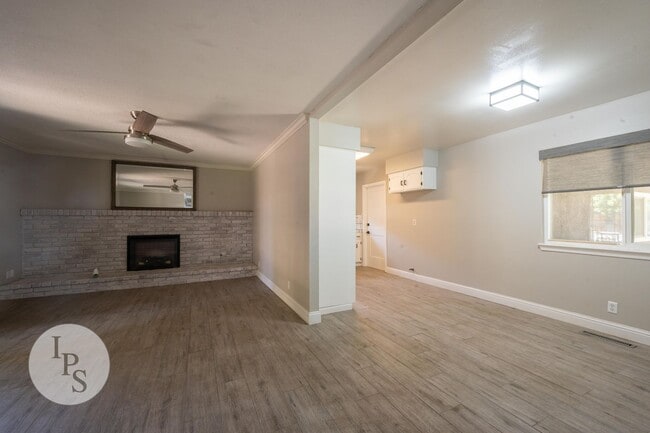 Building Photo - Fresno Eastside Home, 3BR/2BA, Near CSUF –...