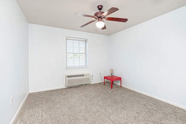 Building Photo - 2 Bedroom Downstairs condo available Now N...