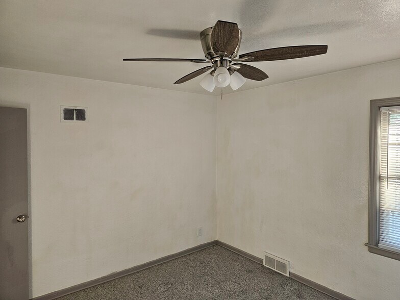 Building Photo - 5240 Highland Ave