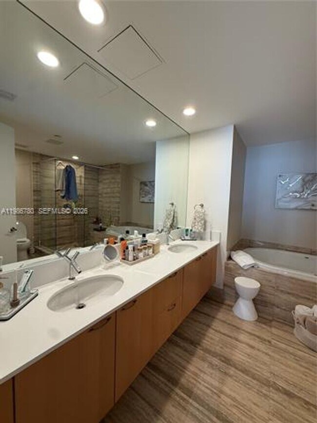 Building Photo - 16001 Collins Ave