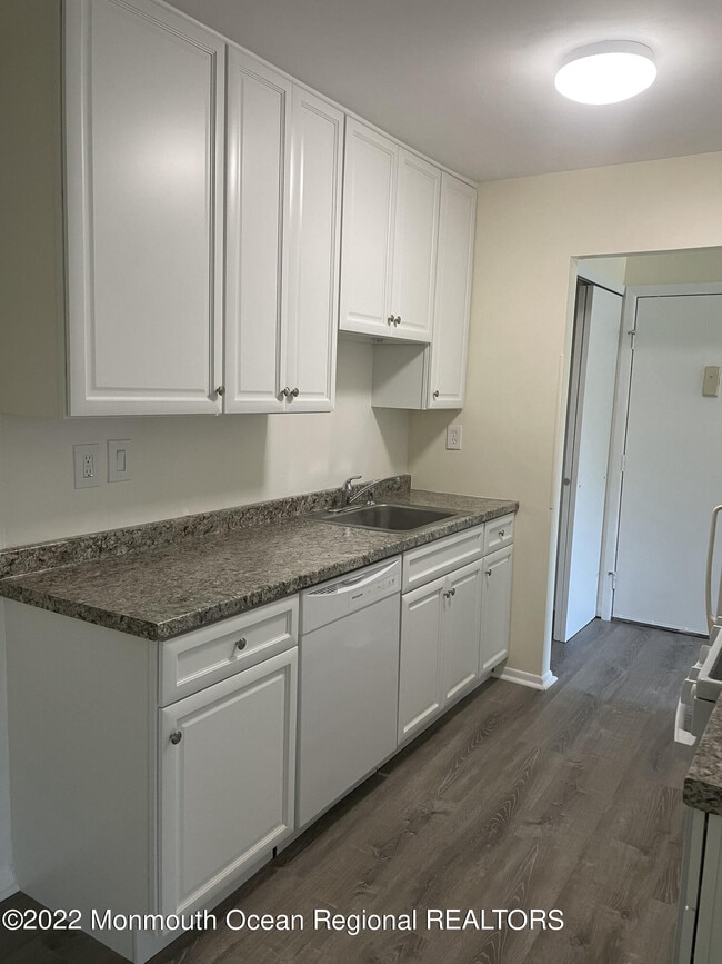 Building Photo - 82 Amberly Dr