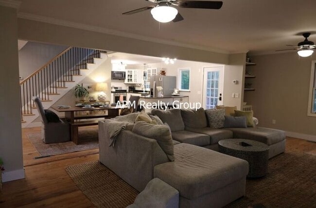 Building Photo - Private Country Feel Close to Downtown Chapin