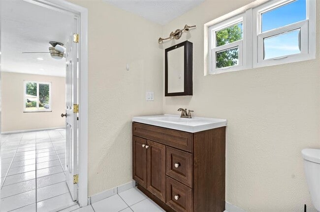 Building Photo - 1415 NE 25th St