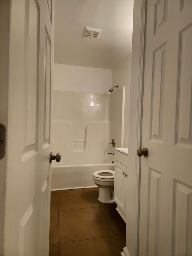 Building Photo - **Deposit moves you in! First month Free!** Gorgeous 4 bed 2 bath unit available now!