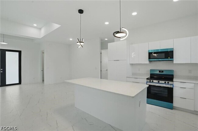 Building Photo - 472 Rajah St