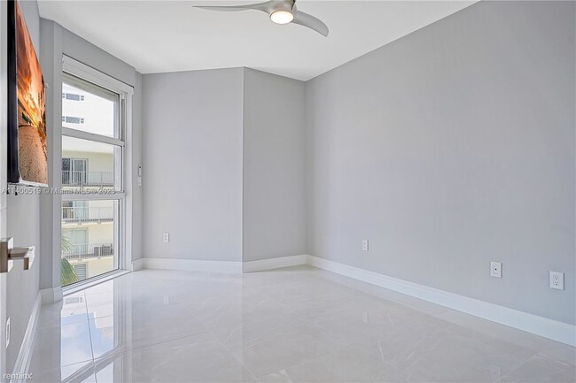 Building Photo - 2 br, 2 bath Condo - 4201 Collins Ave Apt 401