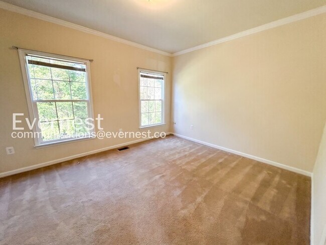 Building Photo - 7 St Stephens Ct