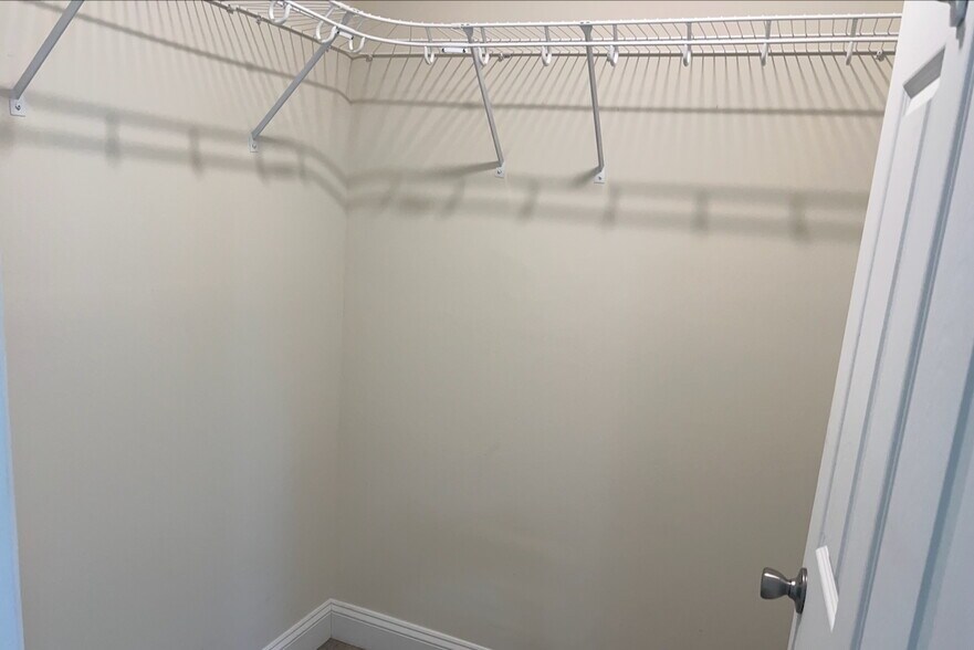 Building Photo - 1585 Country Club Dr