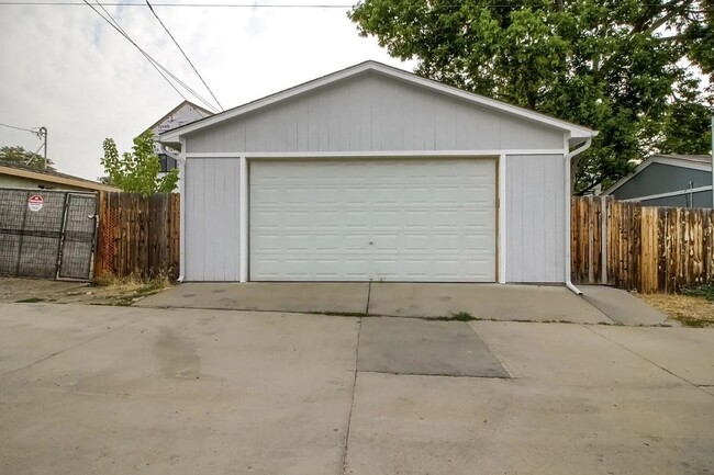 Building Photo - Charming 3-Bedroom Bungalow with Oversized...