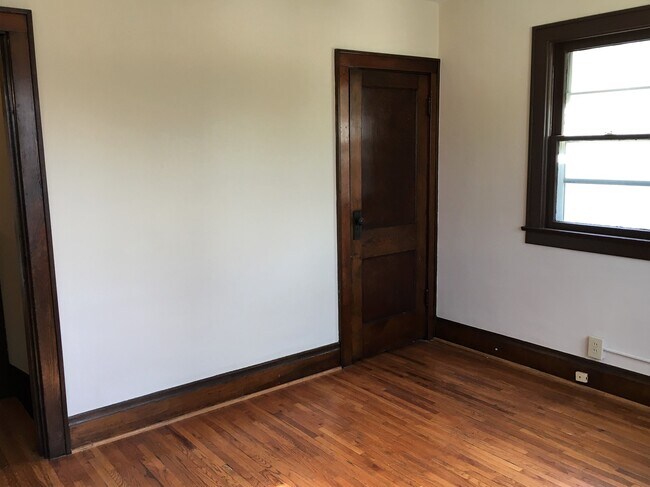 Building Photo - 431-433-433 E Tompkins St