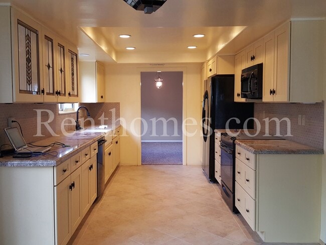 Building Photo - 9929 Via De Oro