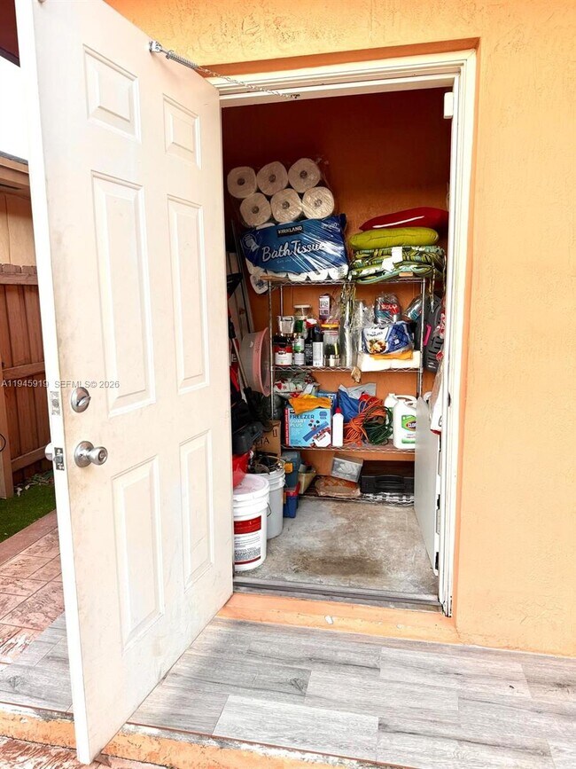 Building Photo - 690 E 6th Pl