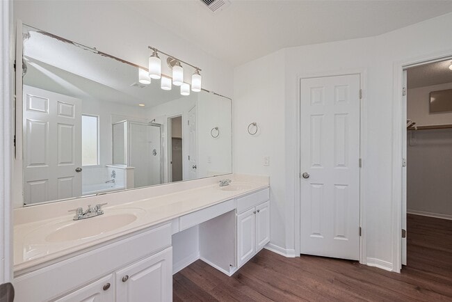 Building Photo - 12230 Hawthorne Hill Cir