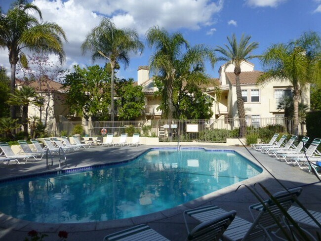 Building Photo - Beautiful 2-Bedroom Lower-Unit Condo in Sienna Villas of Valencia!